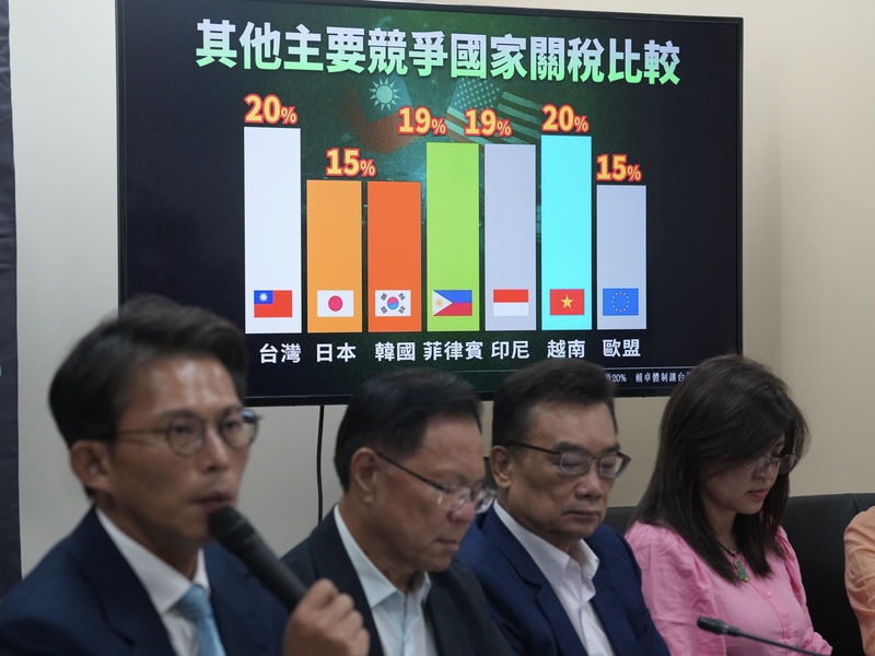 美國白宮公布台灣對等關稅稅率為20%，民眾黨立法院黨團1日上午舉行記者會，並以圖表比較鄰國稅率。(中央社)
