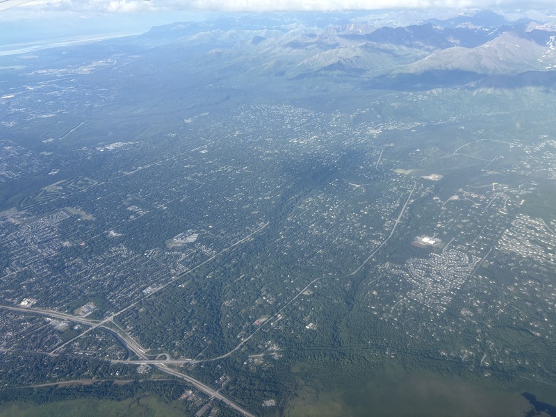 阿拉斯加將把天然氣往南送及外銷，規劃從北坡地區天然氣田鋪設經過第一大城安克拉治的管線，最後連結至西南部碼頭。圖為安克拉治上空。
