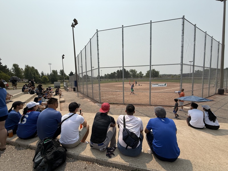 「福爾摩沙盃壘球賽」1974年由一群北美台灣年輕人創立，每年8月在加拿大多倫多舉行，大家以球會友，凝聚社區力量。