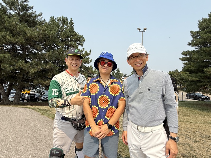 前世界台灣同鄉會秘書長羅益世（左）與兒子（中），共同參加多倫多「福爾摩沙盃壘球賽」，與駐多倫多台北辦事處長梁毅鵬（右）合影。