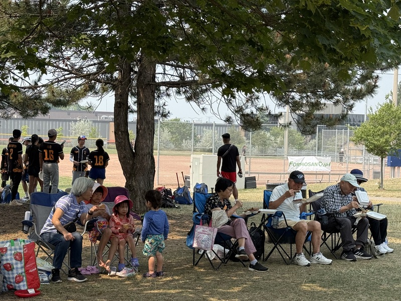 福爾摩沙盃錦標賽除了打球，更是凝聚加拿大台灣及亞裔社區力量的「傳統」；2天壘球賽事期間，集結各年齡層人士參與。
