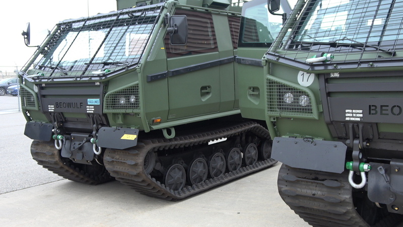 進入地處美國北疆的韋恩賴特堡基地，即可見數輛瑞典製無裝甲、履帶式的冷天候全地形車，別號「貝武夫」。攝於7月31日。