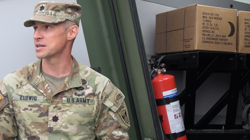 第11空降師主要任務有兩方向：一是北極，二是直接支援印太戰區。圖為第11空降師盧特維格中校介紹貝武夫全地形車，車內可見箱裝「寒冷天氣口糧」。攝於7月31日。
