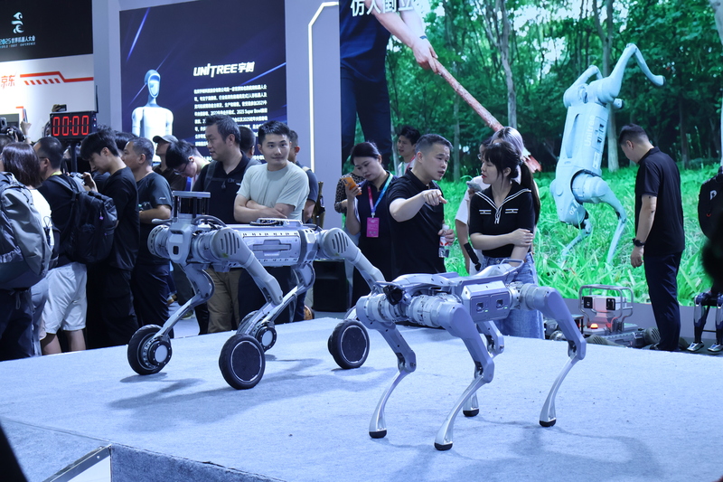 世界機器人大會8日在北京開幕，有50家人形機器人整機企業參展。圖為機器狗。