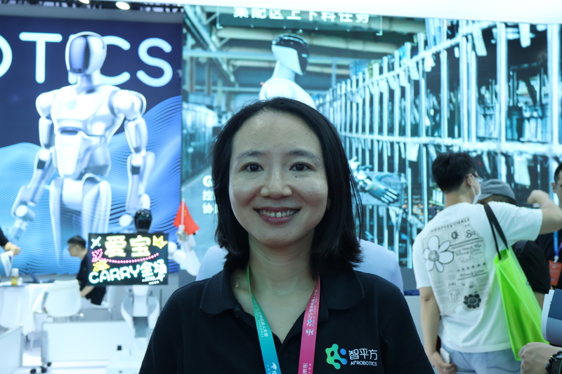 世界機器人大會8日在北京開幕。智平方品牌公關總監關珊8日表示，公司在2025年下半年會宣布一些機器人提供小推車收納等服務，便利百姓生活。
