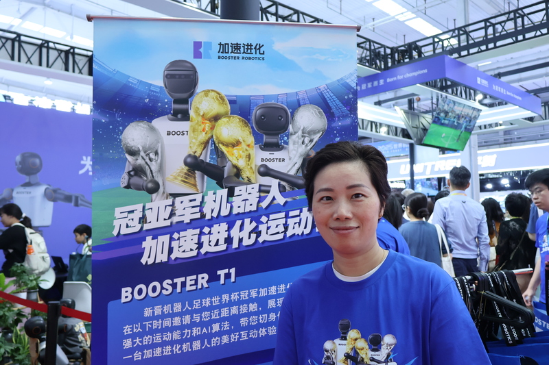 世界機器人大會8日在北京開幕。加速進化銷售負責人黃茜8日表示，希望藉由足球賽，吸引更多學生、青少年加入機器人平台，做機器人的二次開發和迭代。

