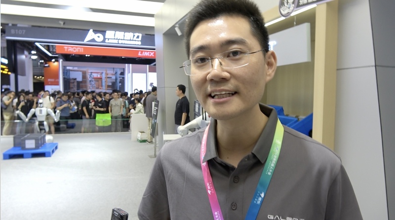 世界機器人大會8日在北京開幕。銀河通用合夥人兼產品負責人傅強8日表示，其公司有一款機器人使用輝達的索爾（Thor）晶片，也是全球第一款搭載索爾晶片的機器人。