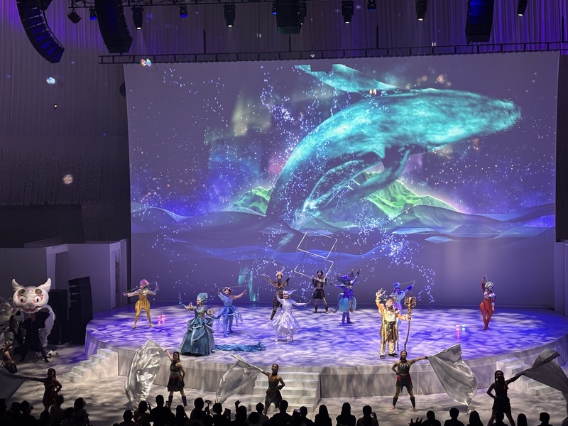 大阪世博TECH WORLD館8日於EXPO HALL舉辦「展館日」，「舞鈴劇場」特別編創「山海天光」，從開場起就吸引全場視線，突然從觀眾群中走出的表演者，帶來巨大驚喜。表演者精緻的服裝造型、優美的歌聲，搭配充滿故事性的表演，令在場觀眾看得目不轉睛。
