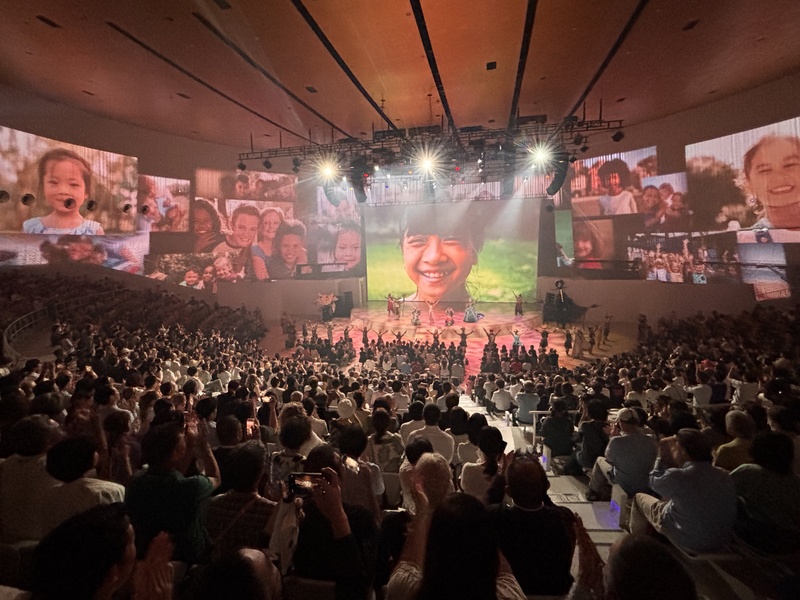 大阪世博TECH WORLD館8日於EXPO HALL舉辦「展館日」，「舞鈴劇場」特別編創「山海天光」，90分鐘毫無冷場的精彩表演，讓觀眾掌聲久久不停歇，還有日本觀眾高喊「謝謝你，台灣」（Thank you, Taiwan），演出大獲成功。
