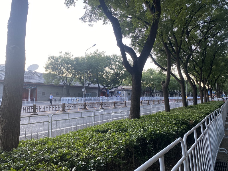 今年是抗戰勝利80週年，中共將於9月3日在北京天安門前舉行閱兵。8月9日晚間開始，天安門地區及相關道路採取交通管制。圖為北京市東城區南河沿大街管制情況，攝於8月9日。
