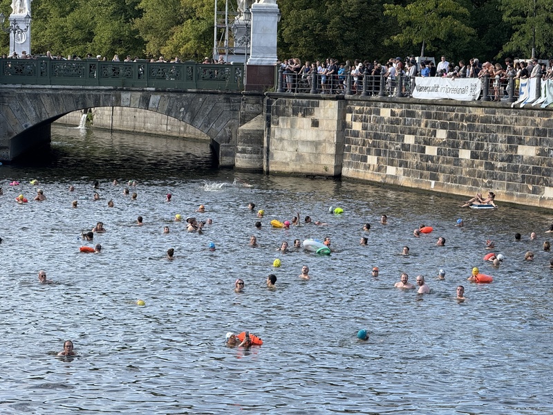 約700名抗爭者在柏林市中心「下水餃」，跳入河中取「河泳權」，宛如一場夏日解放派對，引路過民眾圍觀。
