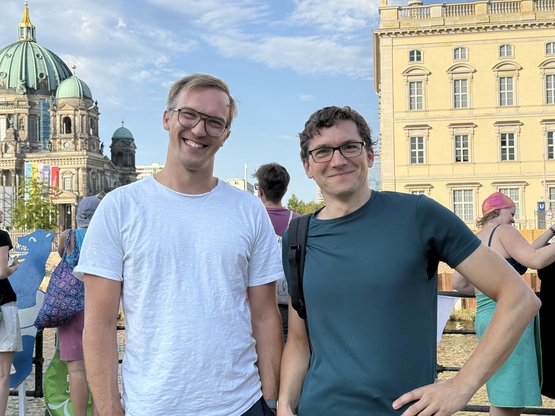 土生土長的柏林居民Sebastian（左）與 Valentin（右）告訴中央社，柏林河泳禁令長達百年，出生以來從來沒看過有人在市中心的河段游泳，希望政府早日解禁，滿足民眾夏日消暑需求。