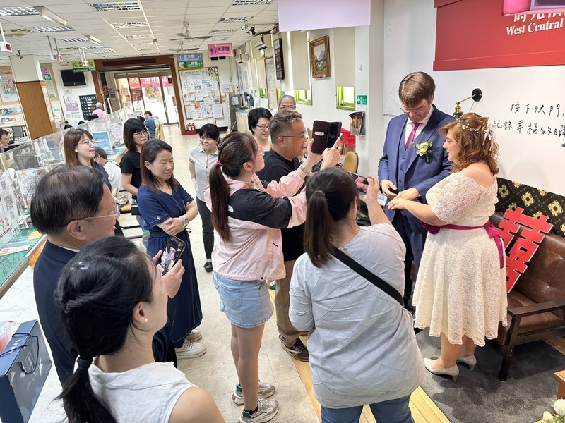 一對德國新人Martin與Greta（右）14日在台南登記結婚，觀光署、台南市府與當地戶政事務所人員熱情陪伴與祝福。
（觀光署法蘭克福辦事處提供）