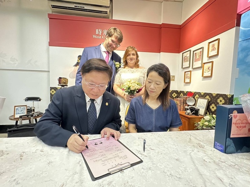 一對德國新人Martin與Greta（後排）14日在台南登記結婚，觀光署雲嘉南國家風景區管理處處長徐振能（前排左）與台南市觀光旅遊局專門委員丁伶俐（前排右）作其見證人。
（觀光署法蘭克福辦事處提供）