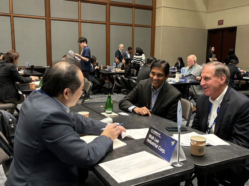 高科技材料設備供應商華立資深經理李征（左1）14日參加美國商機日表示，如果購買美國原料，就可以避開關稅成本，增加產品競爭力。