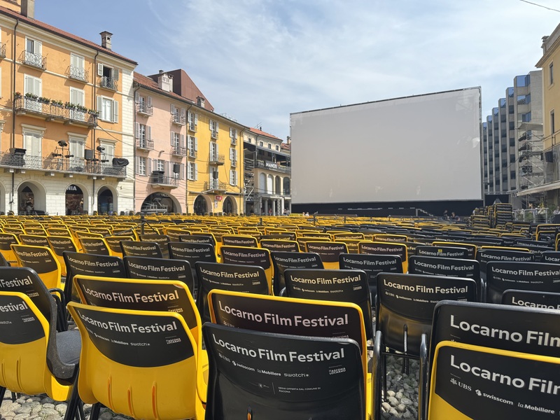 盧卡諾城內的Piazza Grande大廣場是世界最大露天電影院之一，可容納8000個座位。影展每年吸引上萬電影專業人士、電影迷與慕名而來的觀光客。