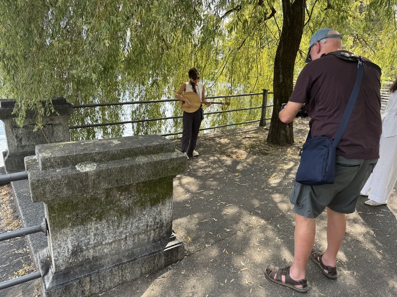 2025盧卡諾影展台灣短片「工」影展宣傳期間，台灣月琴音樂家鄭宜雰在盧卡諾獻藝，民眾佇足拍照，展現音樂無國界。
