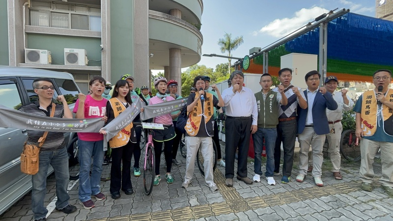 罷免國民黨立委游顥團體「去游除垢」17日與台灣經濟民主連合智庫發起大型車掃行動，橫跨南投縣第2選區鄉鎮，民進黨立委陳亭妃（前左4）、黃捷（前左3）等人也加入車掃行列。
（罷團提供）