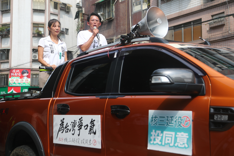 民眾黨主席黃國昌（右）19日到新北市中和四號公園，在中和永和區主任陳怡君（左）陪同下，進行
「823核三延役公投」車掃，賣力催票呼籲核三延役投同意。
