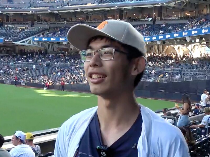 在洛杉磯實習的謝同學（圖）19日到聖地牙哥教士主場為鄧愷威加油。

