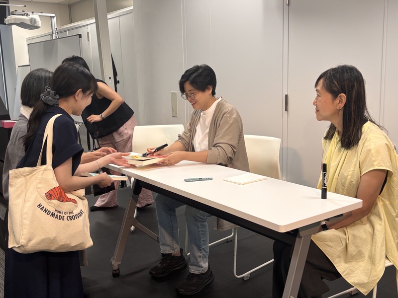 台灣作家楊(雙)子（中）近期在日本推出新作「四維街一號」日譯本，23日與直木獎得主角田光代（右）
在東京的駐日台灣文化中心對談，會後舉辦簽書會。

