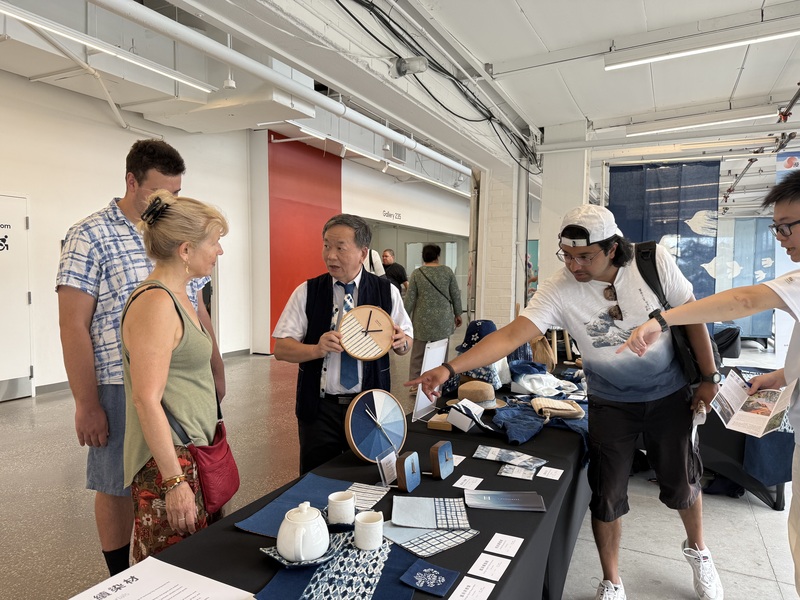 台中太平頭汴坑「太平藍」團隊由董事長葉晉玉（左3）領軍邁向國際，在加拿大台灣節多倫多湖濱中心設置大型「藍色足跡：多元文化的交織」展區，吸引眾多目光。