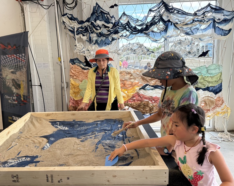 「太平藍」在加拿大多倫多湖濱中心設置大型「藍色足跡：多元文化的交織」展區，結合互動裝置、演講及藍染體驗工作坊等活動。
