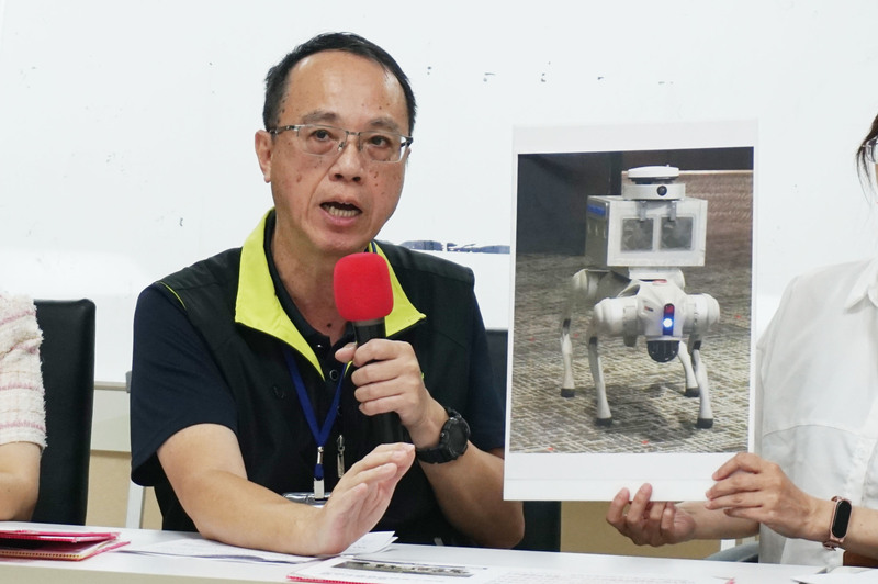 台北市府擬採用機械狗巡查人行道，議員發現為中國製產品，認為有資安疑慮。北市新工處副處長王健忠（圖）28日在民進黨議員召開記者會上說明澄清。
