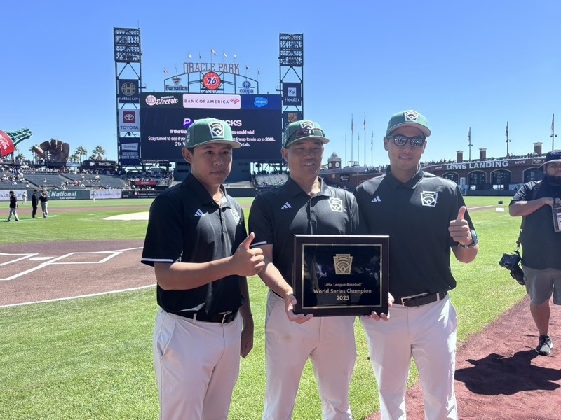 東園國小少棒隊28日受邀到MLB巨人隊球場，教練團在球場合影。
（北美台灣一級棒聯盟提供）
