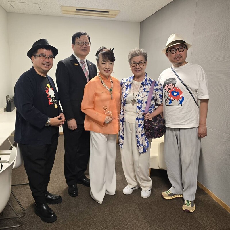 第21屆大阪亞洲影展在29日開幕，由旅日明星翁倩玉於1970年主演的台灣電影「萬博追蹤」擔任開幕片角色。翁倩玉（穿橘衣）出席影展開幕式，圖為她與文化部「國家電影及視聽文化中心」董事長褚明仁（左1）、大阪辦事處處長洪英傑（左2）、文化部駐日台灣文化中心主任曾鈐龍（右1）合照。（大阪亞洲影展提供）