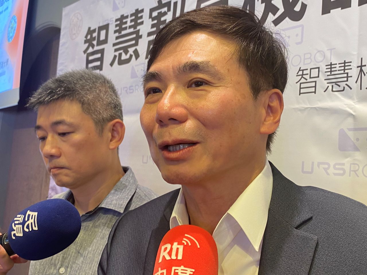 台大機械工程系教授詹魁元(左)與優式機器人公司執行長陳招成(右)接受媒體聯訪。(吳琍君 攝)