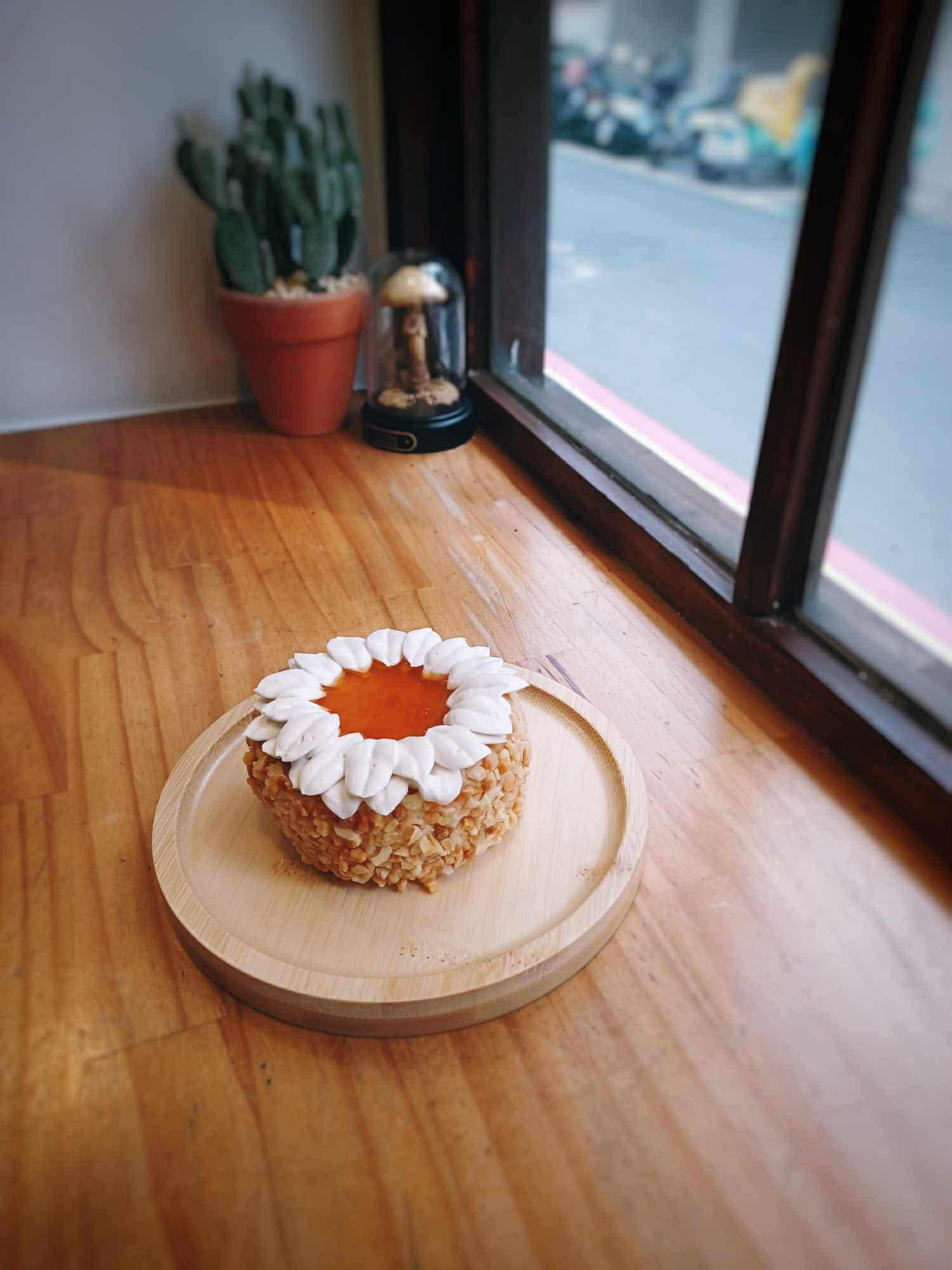 餐點都會加入了港式元素，像這款蛋糕就是以黃梅醬蛋糕為基礎