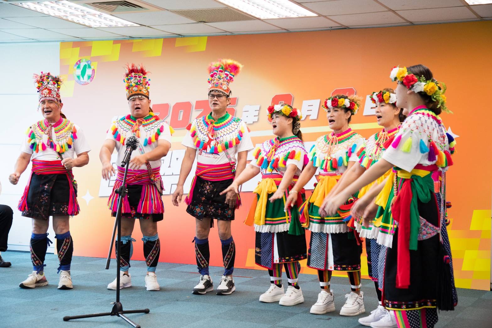 為紀念8月9日世界原住民族日，民進黨攜手新住民舉辦族語吟唱紀念活動。（圖：民進黨提供）