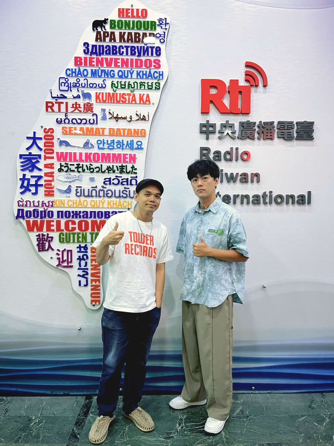 饒舌歌手 KE 柯蕭攜手製作人陶逸群 Tower 作客「音樂本事」節目，暢聊他們的全新台語嘻哈創作專輯《本土》。從小就熱愛閱讀的柯蕭，雖生長在不是非常優渥的家庭中，但父親特別在意孩子的閱讀經驗，經常省吃儉用地、為家中的書牆增加一本本好書，也因為大量的閱讀，形塑了柯蕭獨特的世界觀，同時反映在他每一首鏗鏘有力的嘻哈創作中。
曾歷經重大傷病的他，在痊癒之後，更是用盡全力地創作，也證明台語一點都不俗氣，做起嘻哈反而特別對味。他的歌詞充滿了草根的生命力與情感，搭配充滿律動的編曲，展現出台語獨有的魅力。
製作人 Tower 也對此深有同感。他表示，其實不只台語，像客語或原住民語，用來做嘻哈都別具風味。因為這些語言本身就帶有豐富的聲調和腔韻，能為嘻哈音樂增添獨特的色彩與故事性。
這張名為《本土》的專輯，不僅是柯蕭個人生命經驗的寫照，更是他對台語文化與嘻哈音樂的熱情告白。節目中，柯蕭和 Tower 將帶你深入了解這張專輯背後的故事，並感受台語嘻哈的獨特魅力。喜歡嘻哈的朋友們，絕對不能錯過！
