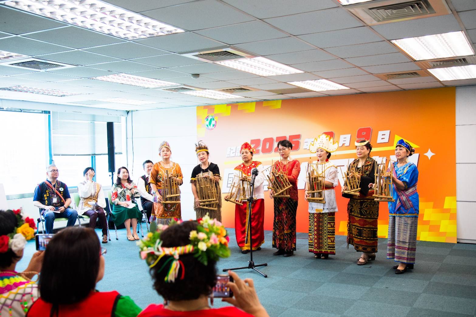 為紀念8月9日世界原住民族日，民進黨攜手新住民舉辦族語吟唱紀念活動。（圖：民進黨提供）