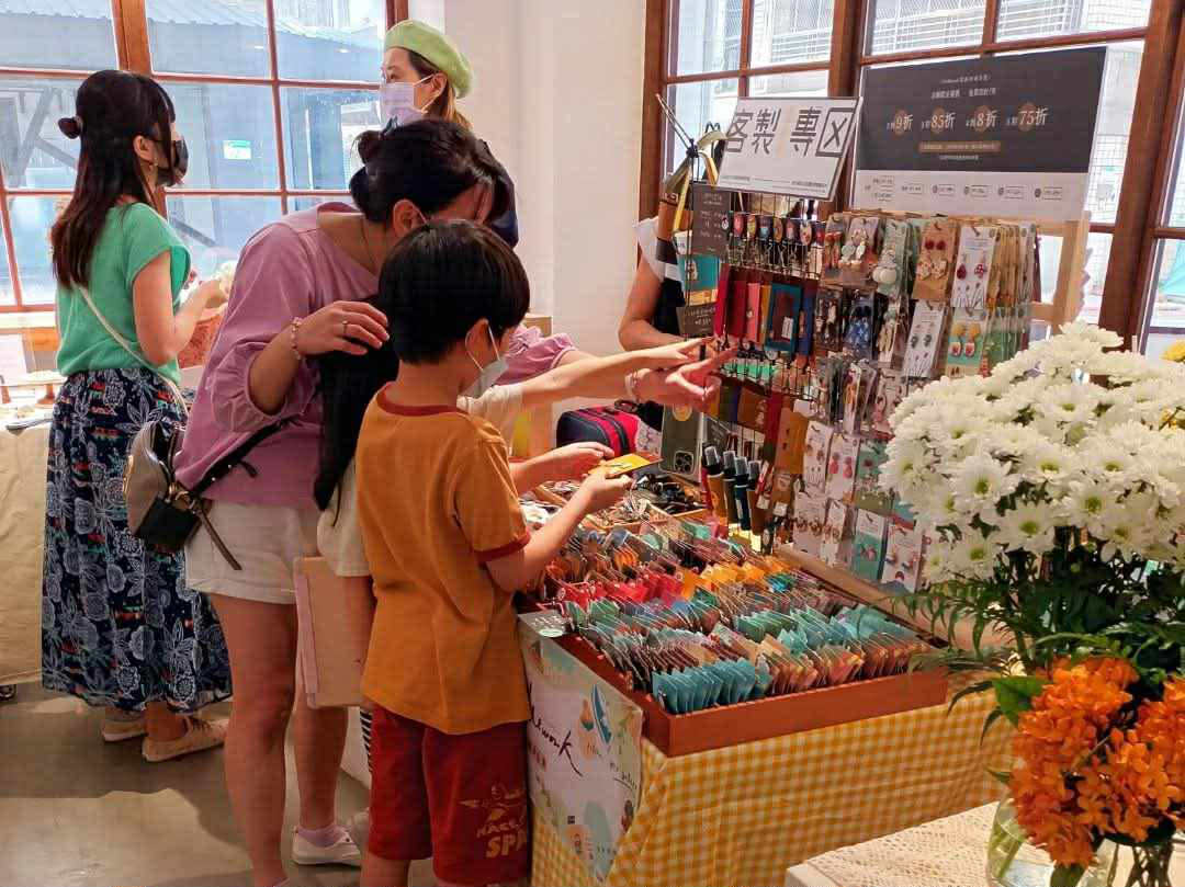 與台灣手作市集創辦人聯成合作，在小島慢遊舉辦室內手作市集，成功吸引到很多熱愛文創的客人來店參觀