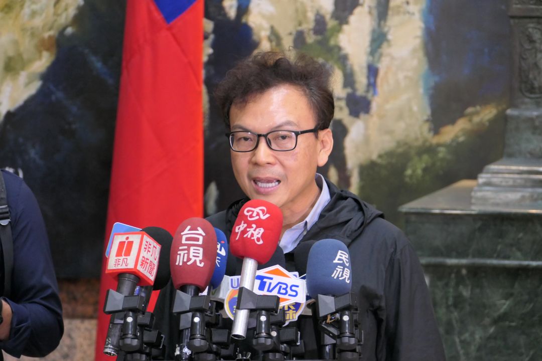 身兼國民黨中常委的立委鄭正鈐今天(27日)在中常會後受訪表示，考量基層反映時程過於倉促，他提案建議把領表登記作業時間延後2週，此案也順利獲得支持並通過。(趙婉淳 攝)