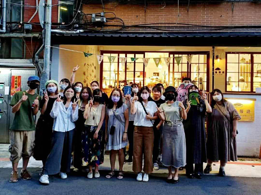 曾與台灣手作市集創辦人聯成合作，在小島慢遊舉辦室內手作市集，成功吸引到很多熱愛文創的客人來店參觀