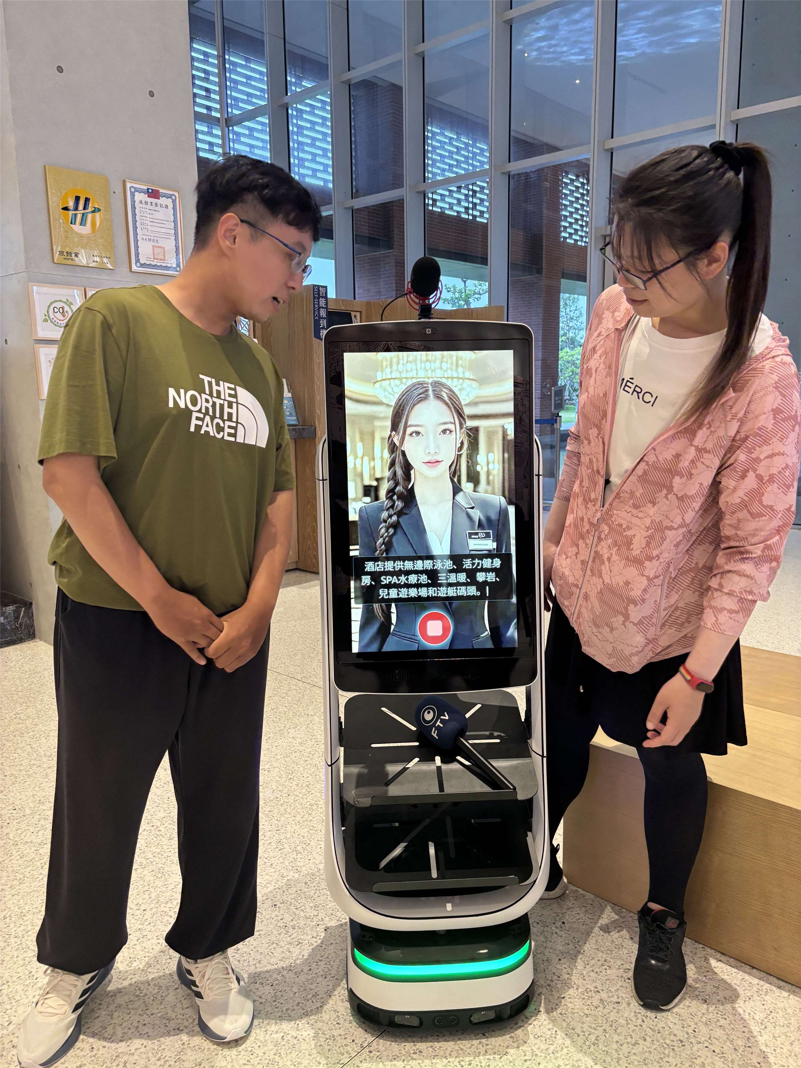 福爾摩沙遊艇酒店展示迎賓機器人。(楊文君攝)