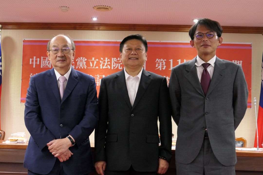 國民黨團今天(1日)舉行幹部就職典禮，民進黨團總召柯建銘(左)、民眾黨團總召黃國昌(右)都現身參加，過程氣氛融洽，會後柯建銘、黃國昌和國民黨團總召傅崐萁(中)互相握手致意，並合影。(趙婉淳 攝)