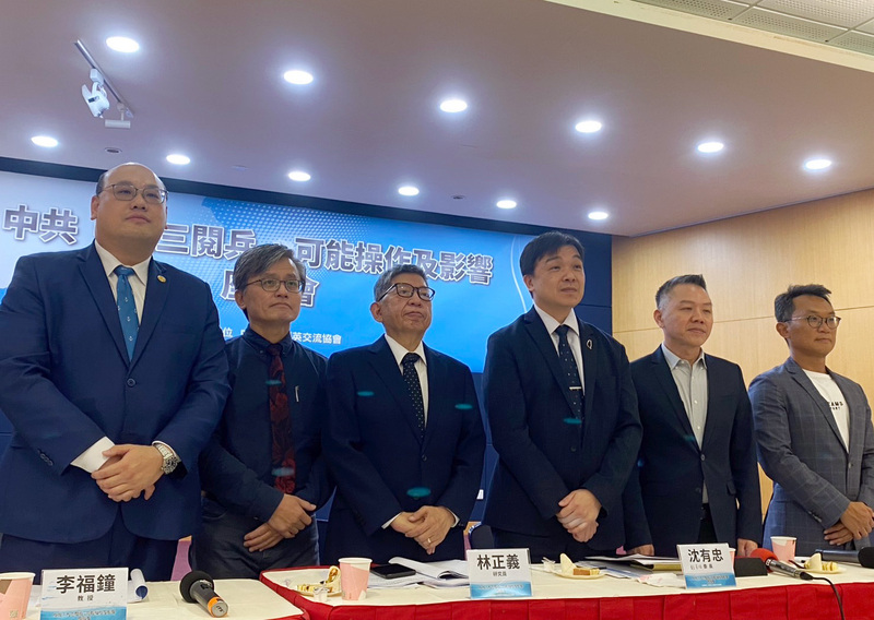 PM
中共九三閱兵可能操作及影響座談會
中華亞太菁英交流協會主辦的「中共『九三閱兵』可
能操作及影響座談會」1日下午在台大校友會館舉
行，陸委會副主委沈有忠（右3）在座談會上與與會
學者們合照。
中央社記者呂佳蓉攝　114年9月1日
