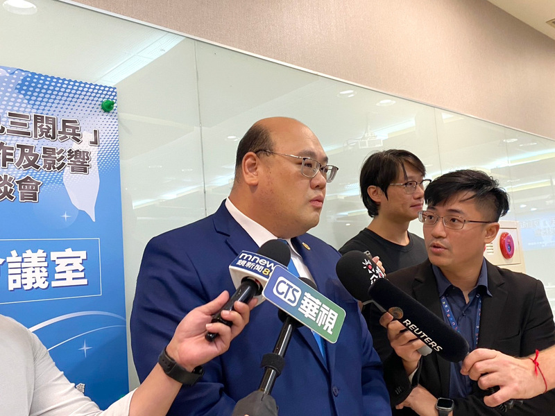 PM
中共九三閱兵　分析：習近平展現對軍隊掌控
中華亞太菁英交流協會主辦的「中共『九三閱兵』可
能操作及影響座談會」1日下午在台大校友會館舉
行。淡江大學國際事務與戰略研究所副教授林穎佑在
座談會前接受媒體採訪。
中央社記者呂佳蓉攝　114年9月1日
