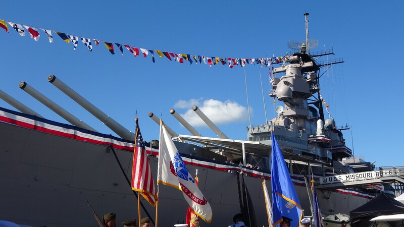 美軍密蘇里號戰艦（USS Missouri）作為1945年9月2日日本簽署投降書的歷史舞台，如今永久停靠夏威夷珍珠港，紀念二戰歷史。
