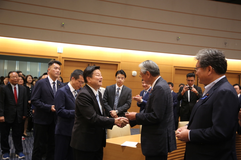 立法院國民黨團總召傅崐萁等一行27位國民黨籍立委4日到日本眾議院第一議員會館，受到日本跨黨派國會議員組成的「日華議員懇談會」熱烈歡迎。