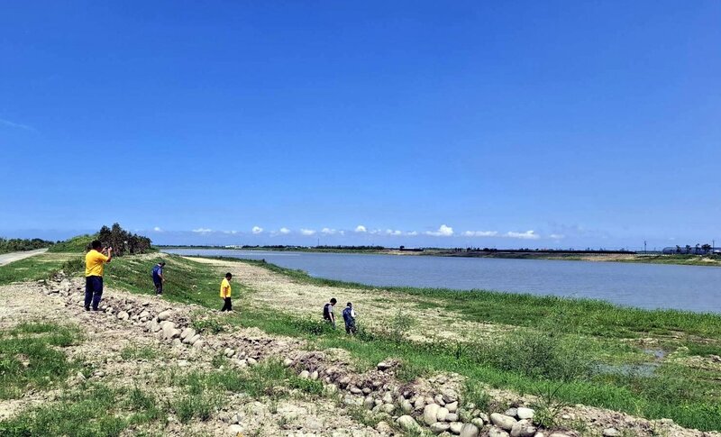 颱風丹娜絲造成南部光電板毀損，嘉義新庄滯洪池案場因清運進度落後，業者遭環境部累計裁罰新台幣900萬元。環境部環管署等人6日到場複驗，已完全清除。
（民眾提供）