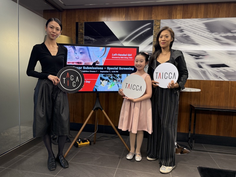 「左撇子女孩」導演鄒時擎（右）與片中飾演兩位關鍵角色的新演員馬士媛（左）和小童星葉子綺（中），現身多倫多國際影展並出席特別放映會。