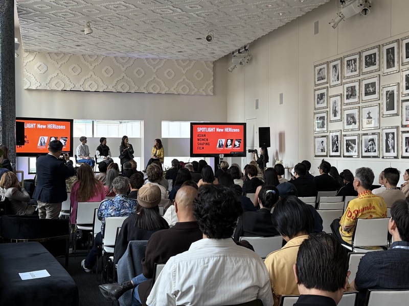 「左撇子女孩」導演鄒時擎（右2）與日本女性導演早川千繪（左2）在多倫多國際影展（TIFF）舉行影人對談。
