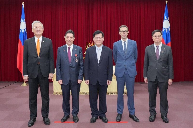 外交部長林佳龍（中）9日頒贈睦誼外交獎章予法國參議員卡迪克（Olivier Cadic）（左2），外交部政務次長吳志中（左1）、法國在台協會主任龍燁（Franck PARIS）（右2）及外交部歐洲司長黃鈞耀（右1）出席觀禮。
（外交部提供）
