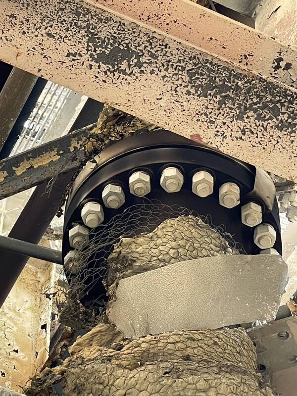 圖為法蘭（flange），用於連結兩段管線或管件的金屬構件，通常以螺栓鎖固，並夾入墊片以確保密封。（台電提供）
