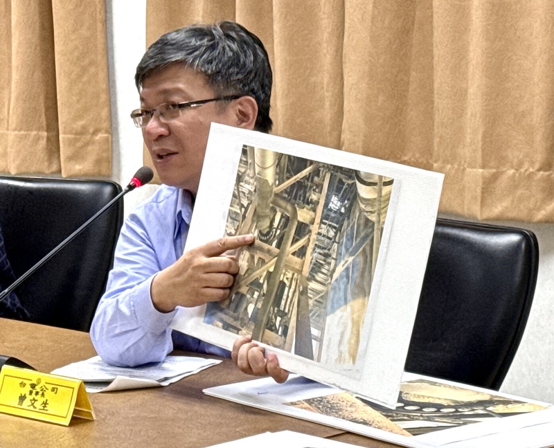 高雄興達發電廠9日晚間發生火警，台灣電力公司10日下午舉行記者會，由董事長曾文生親上火線對外說明。

